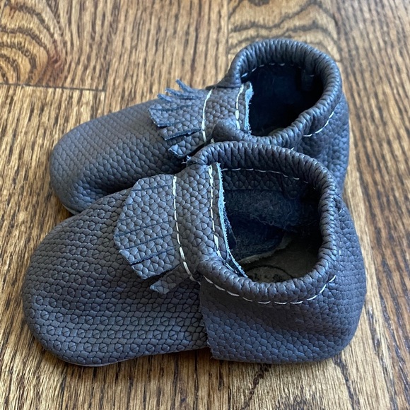 Charcoal grey leather Freshly Picked moccasins, size 2. New without tags. - Picture 2 of 9